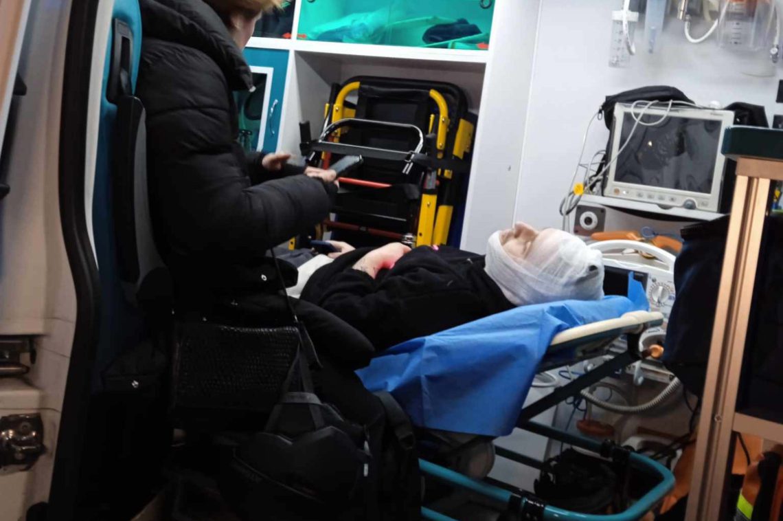 “გამოცვივდა 30-ზე მეტი ნიღბიანი ადამიანი, დამეტაკნენ, წამაქციეს მირტყეს” – რას ჰყვება დაშავებული ჟურნალისტი