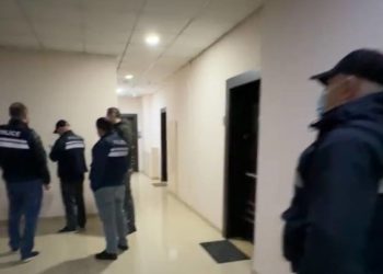 “ახლების” ოფისში პოლიცია შევიდა – რა ვითარებაა ადგილზე ამ წუთებში?