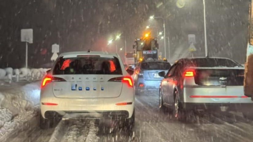 თოვლმა რიკოთზე პრობლემები შექმნა – უღელტეხილის მონაკვეთზე საცობია