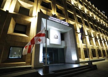 გლოვის დღესთან დაკავშირებით, საქართველოს მთავრობის ადმინისტრაციის შენობაზე სახელმწიფო დროშა დაეშვა