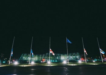 გლოვის დღესთან დაკავშირებით, შს სამინისტროს ყველა ადმინისტრაციულ შენობაზე სახელმწიფო დროშები დაეშვა