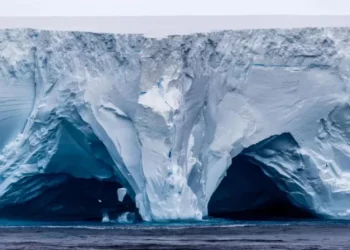 გიგანტური აისბერგი დაიძრა – რა საფრთხეზე საუბრობენ სპეციალისტები?