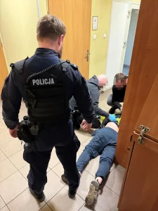 პოლონეთში საქართველოს მოქალაქე პოლიციის განყოფილებაში მანქანით შევარდა - რა დეტალებზე საუბრობს ადგილობრივი პოლიცია?