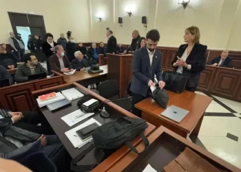 🎥”დარბაზში ვერ ეტევიან ბრალდებულების ოჯახის წევრები და ადვოკატები” – რა ხდება ანდრო ჭიჭინაძის, ონისე ცხადაძისა და კიდევ 9 პირის პროცესზე?