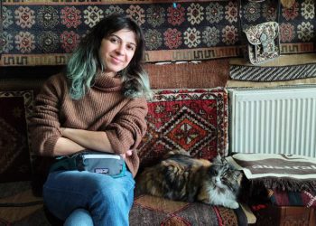 “პარტიის მომღერლის აბუჩად აგდებას ხო არ “შემარჩენდნენ”?!” –  მოქალაქე წერს, რომ სამსახურიდან გაათავისუფლეს