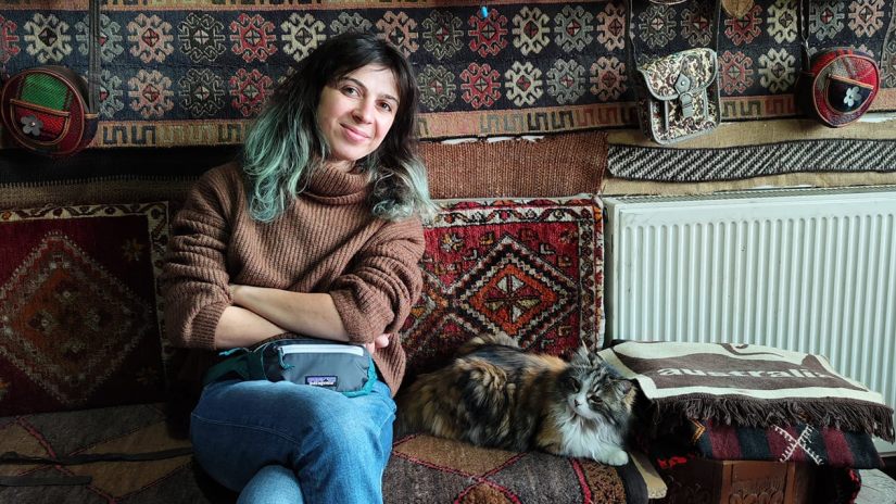 “პარტიის მომღერლის აბუჩად აგდებას ხო არ “შემარჩენდნენ”?!” – მოქალაქე წერს, რომ სამსახურიდან გაათავისუფლეს