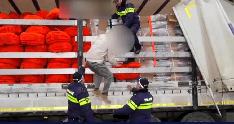 🎥ვრცელდება კადრები სარფის საბაჟოდან, სადაც 6 პირი დააკავეს – ისინი სატვირთოში იმალებოდნენ და საქართველოში შემოსვლას ისე ცდილობდნენ