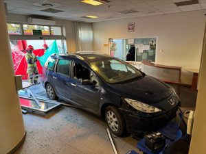 პოლონეთში საქართველოს მოქალაქე პოლიციის განყოფილებაში მანქანით შევარდა - რა დეტალებზე საუბრობს ადგილობრივი პოლიცია?