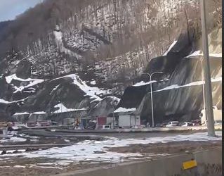 რიკოთზე, ავტოსაგზაო შემთხვევის შედეგად, მოძრაობა პარალიზებულია – კადრები ადგილიდან