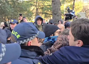 თემქის პოლიციასთან რამდენიმე ადამიანი დააკავეს – რა ვითარებაა ადგილზე?