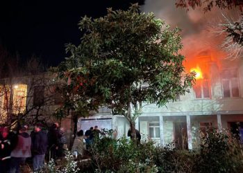 ზუგდიდში, აღმაშენებლის ქუჩაზე საცხოვრებელ სახლს ცეცხლი გაუჩნდა