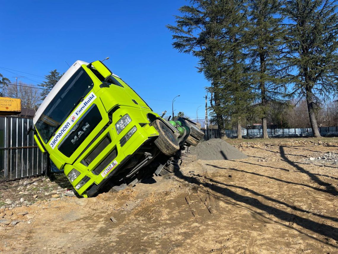 ზუგდიდის სტადიონთან მიწა გასკდა და სატვირთო ჩავარდა