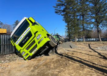 ზუგდიდის სტადიონთან მიწა გასკდა და სატვირთო ჩავარდა