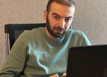 “მეტრონომის” ჟურნალისტი 5 000 ლარით დააჯარიმეს – მას გზის გადაკეტვას ედავებიან