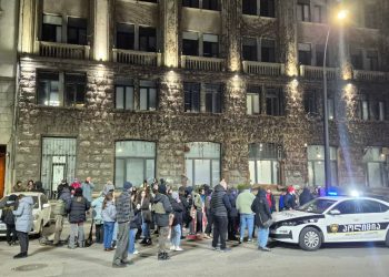 ბათუმში დაღუპული ბავშვების ოჯახების მხარდასაჭერად შეკრებილ მოქალაქეებს კვერცხები და მანდარინები ესროლეს