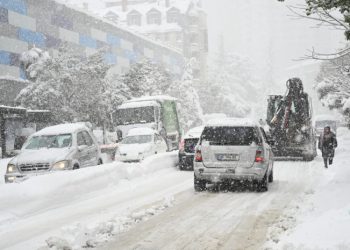 ბათუმში საცხოვრებელი კორპუსის სახურავის ნაწილი ჩამოინგრა – რას ამბობენ ადგილობრივები