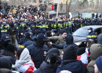 დაპირისპირება საპროტესტო აქციის მონაწილეებსა და სამართალდამცავებს შორის – პოლიციამ რამდენიმე პირი ტერიტორიიდან გაიყვანა