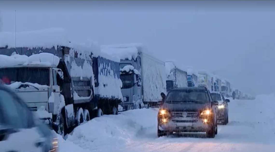 უამინდობის გამო, სხვადასხვა მონაკვეთზე მოძრაობა შეზღუდულია – რა ვითარება ამ დროისთვის გზებზე?