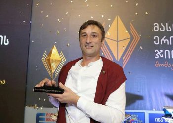 “დედა რომ დაიღუპა, მამამ მის გარეშე ყოფნას ვერ გაუძლო და თავი მოიკლა” – 17 წლის ასაკში გადატანილი ტრაგედია და მძიმე გზა საუკეთესო პედაგოგის ჯილდომდე