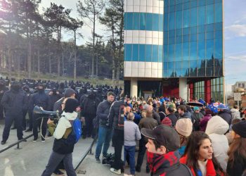 🎥რა ხდება თბილისი მოლთან, სადაც მოქალაქეები იკრიბებიან? -“მეტრონომის” ფოტოკოლაჟი