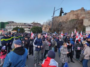 რა ვითარებაა ევროპის მოედანზე,სადაც მოქალაქეები იკრიბებიან -"მეტრონომის" ფოტოკოლაჟი