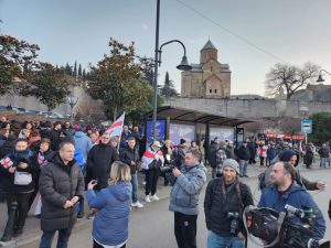 რა ვითარებაა ევროპის მოედანზე,სადაც მოქალაქეები იკრიბებიან -"მეტრონომის" ფოტოკოლაჟი