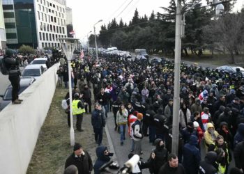 „თბილისი მოლთან“ შეკრებილმა აქციის მონაწილეებმა საავტომობილო გზის ნაწილი დაიკავეს – უახლესი ცნობები ადგილიდან