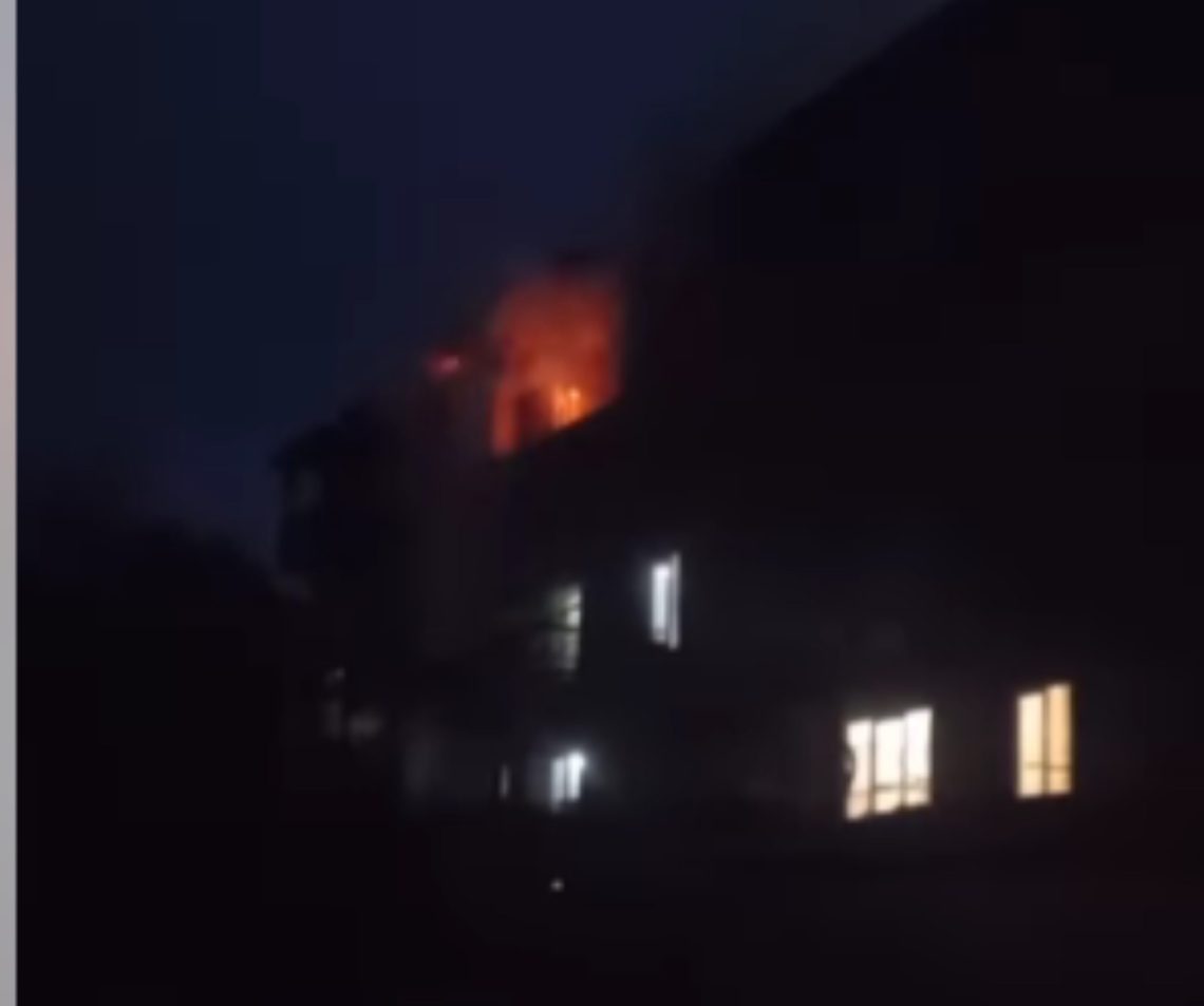 წალენჯიხაში საცხოვრებელ კორპუსში ბინა იწვის – რა კადრები ვრცელდება ადგილიდან