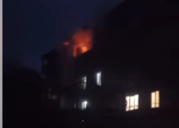 წალენჯიხაში საცხოვრებელ კორპუსში ბინა იწვის – რა კადრები ვრცელდება ადგილიდან
