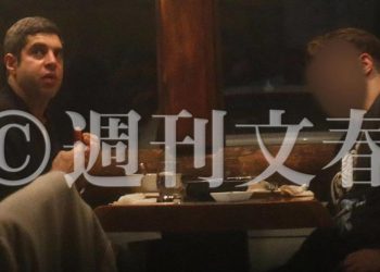 უტა ივანიშვილს ელჩი, რომელიც ვანო ჩხარტიშვილის სიძეა, სავარაუდოდ, ქეშით სავსე ჩანთას აძლევს – სკანდალური იაპონური გამოძიება