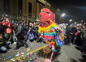 რუსთაველის გამზირზე მიმდინარე საპროტესტო აქციაზე „ხარებას“ ფიტული მიიტანეს