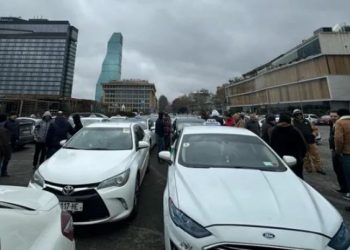 ტაქსის მძღოლები და კურიერები თბილისის ქუჩებში აქციას მართავენ
