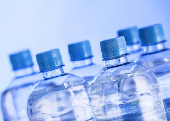 “ბოთლში ბებომ ქლორი ჩაასხა და ბავშვმა დალია, დამწვარი აქვს პირ-ხახა…” – რა ვერსიები ვრცელდება წყლით ინტოქსიკაციის შესახებ?