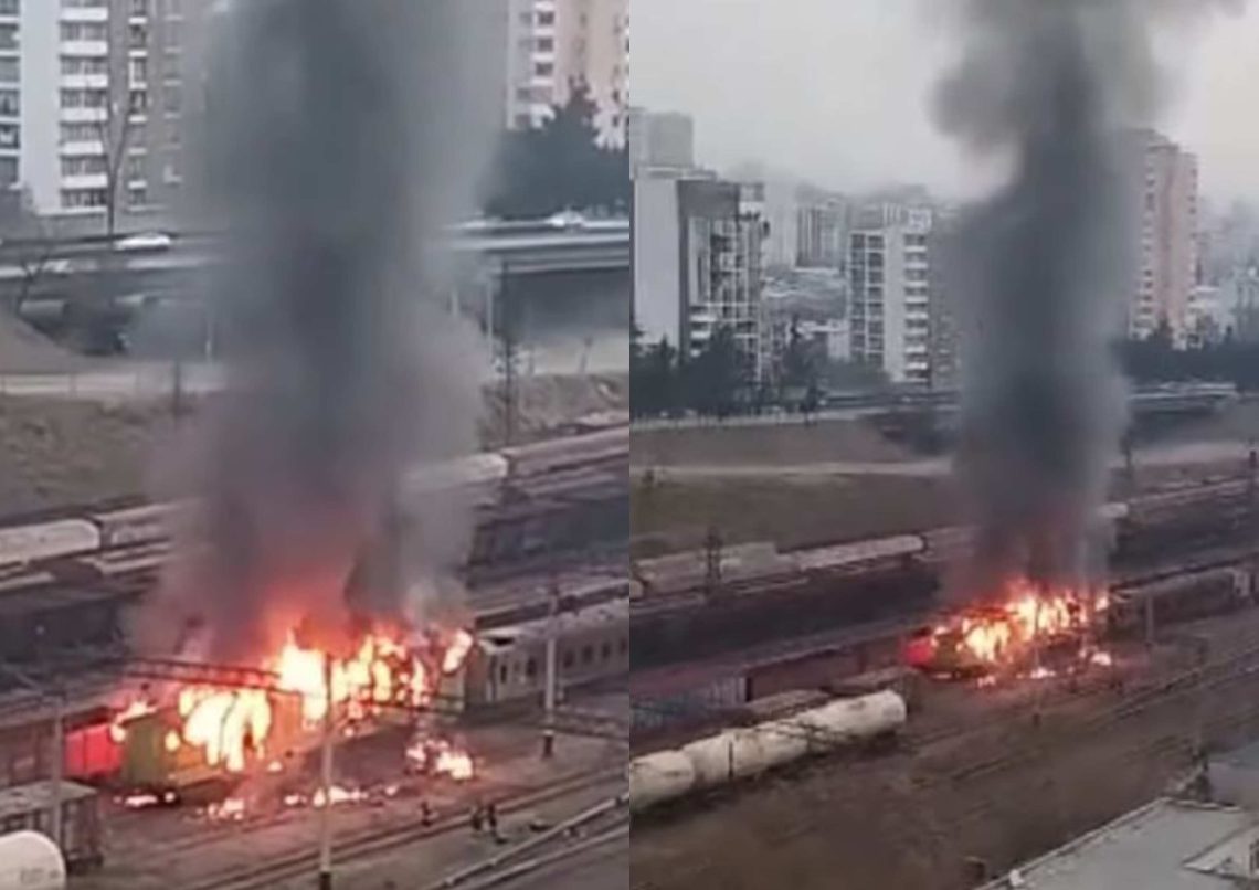 🎥სამგორში რკინიგზაზე არსებულ ვაგონებს ცეცხლი მოედო – რა ვითარებაა ადგილზე?