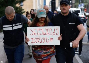 პარლამენტთან დაკავებული 2 აქტივისტი, მათ შორის თაკო კურატაშვილი ხელწერილით გაათავისუფლეს