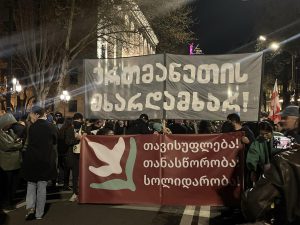 რუსთაველის გამზირზე მასშტაბური აქცია მიმდინარეობს - "მეტრონომის" ფოტოკოლაჟი