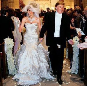 მელანია ტრამპის საქორწილო კაბა, რომელსაც 550 საათი ქმნიდნენ, აუქციონზე იყიდება - იხილეთ ფოტო