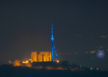 თბილისის ანძა, მსხვილი ნაწლავის კიბოს შესახებ ცნობიერების ამაღლების საერთაშორისო თვესთან დაკავშირებით, ლურჯად განათდა