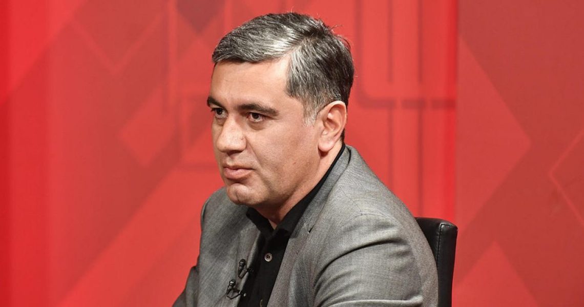 „დღემდე ტიპი იარაღს ყიდის და ქოცებისგან ყოველთვე ლიცენზიას იღებს“ – ვისზე წერს ირაკლი ოქრუაშვილი?