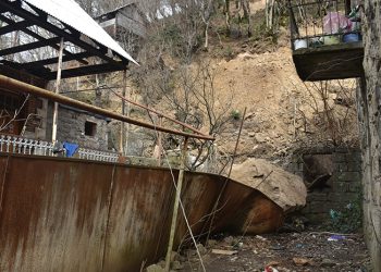 “სამზარეულოს თავზე ხეები დაეცა” – ხარაგაულის რკინიგზის სადგურის მიმდებარედ მეწყერი გააქტიურდა