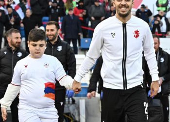 “ამ­ხე­ლა პუბ­ლი­კის წი­ნა­შე გას­ვლა, მისი დი­აგ­ნო­ზი­დან გა­მომ­დი­ნა­რე დიდი გა­მოწ­ვე­ვა იყო”-  ვინ არის ბიჭუნა, რომელიც მიქაუტაძესთან ერთად გავიდა “დინამო არენაზე”?