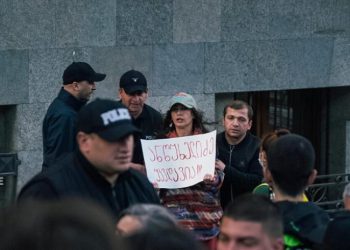 პოლიციამ პარლამენტთან საპროტესტო აქციაზე 2 მოქალაქე დააკავა