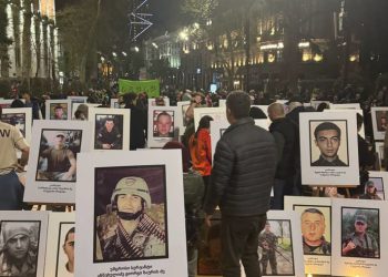 რუსთაველის გამზირზე ქართველი გმირების ფოტოები მიიტანეს