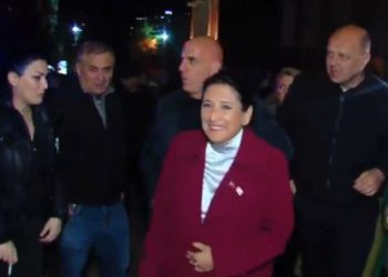 სალომე ზურაბიშვილი რუსთაველის გამზირზე მივიდა – ის მოქალაქეებს მიმართავს