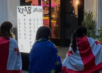 “კრაბ კოფის” მეპატრონე გოგონებს, რომლებიც უსასყიდლოდ უმასპინძლდებიან აქციის მონაწილეებს, დახვდნენ უბანში და სცემეს” – მოქალაქე