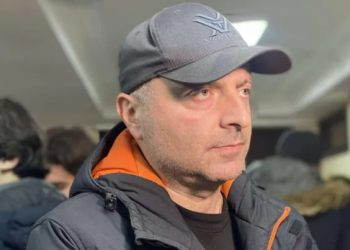 „ვასო ფხაკაძეს სახლში მიადგა პოლიციის ყოფილი თანამშრომელი, შემდგომ იმავე მამაკაცმა ტელეფონზე რამდენჯერმე დაურეკა, აგინა, დაემუქრა…“ – თორნიკე მიგინეიშვილი