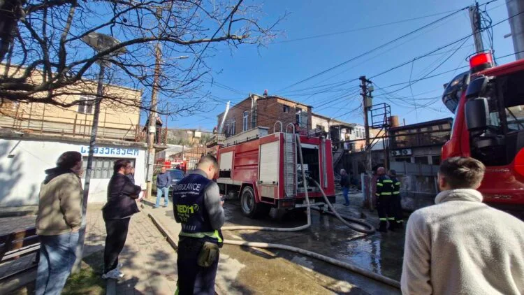 ქუთაისში, საცხოვრებელ სახლში, ხანძარი გაჩნდა – რა ხდება ადგილზე