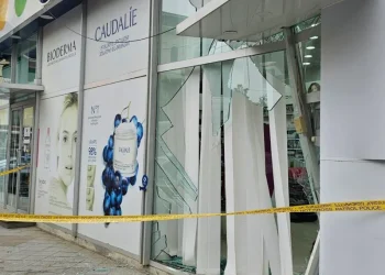 ქუთაისში, აფთიაქში ავტომობილი შევარდა – რა მოხდა ადგილზე?