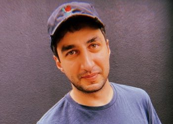 “იყვნენ ჩემს ბინაშიც დილიდან. ტელეფონი ხელში მეჭირა მაგ დროს და გამომართვეს, დალუქეს და წაიღეს… ვერ აღმოაჩინეს ვერაფერი კანონსაწინააღმდეგო და წავიდნენ” – გუგა ხელაია