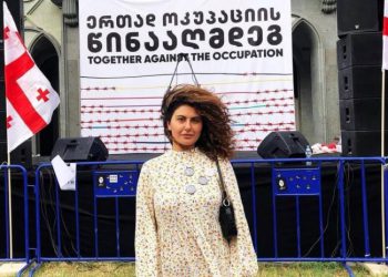 პროკურატურის წარმომადგენლები მარიამ გეგუჩაძის სახლში ჩხრეკას ატარებენ